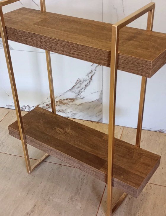 Aparador com acabamento dourado, já pintado e montado
