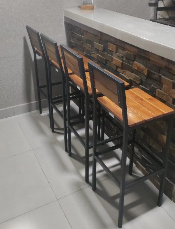 Conjunto de banquetas de metal com assento de madeira em bancada de churrasqueira