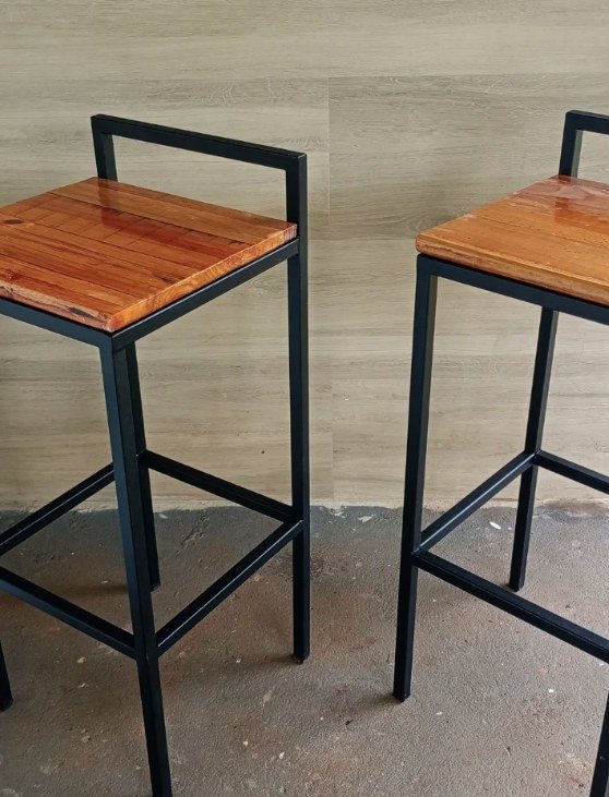 Banquetas de metal com assento de madeira