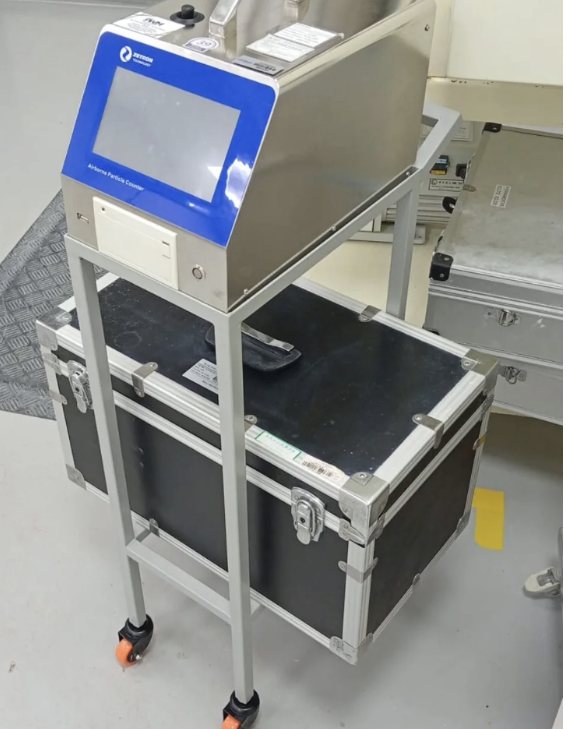 Carrinho em aço inox com rodízios, feito para equipamento de laboratório