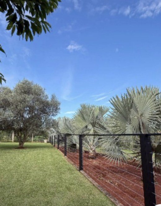 Cerca metálica instalada em jardim