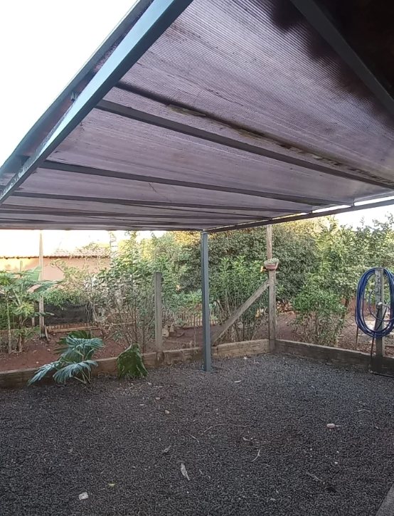 Cobertura metálica sobre área externa de uma casa