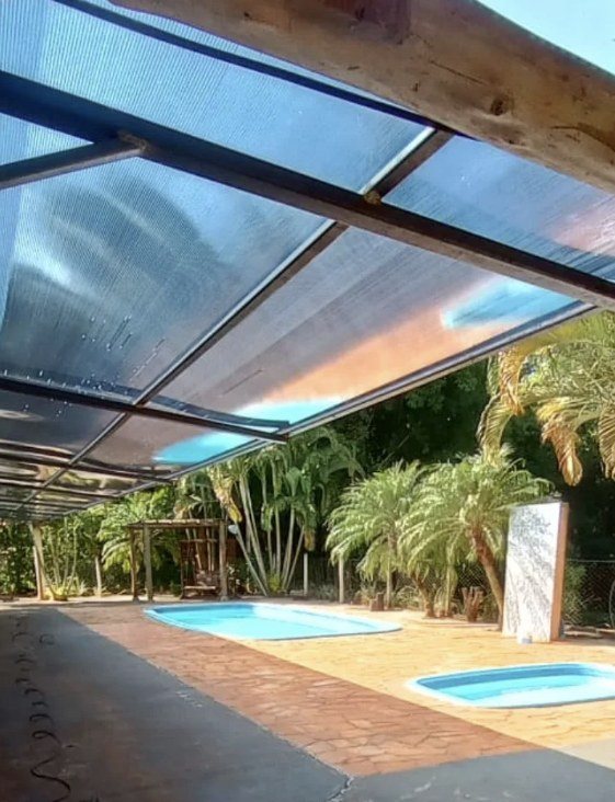 Cobertura metálica com policarbonato sobre área de piscina