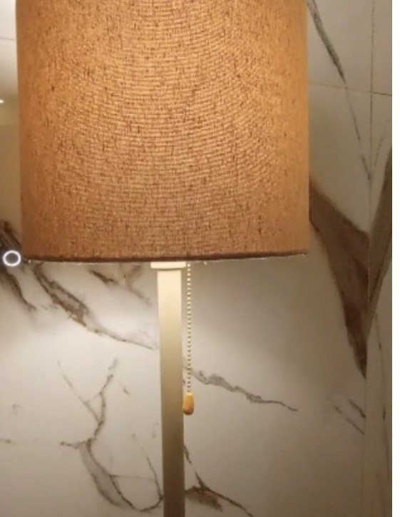Luminária de chão com estrutura de metal dourado