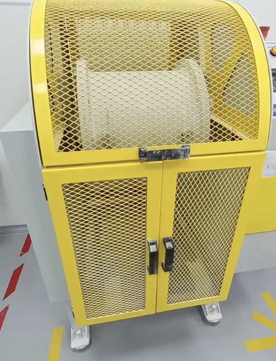 Proteção de máquina em chapa expandida amarela, com rodízios, para linha industrial
