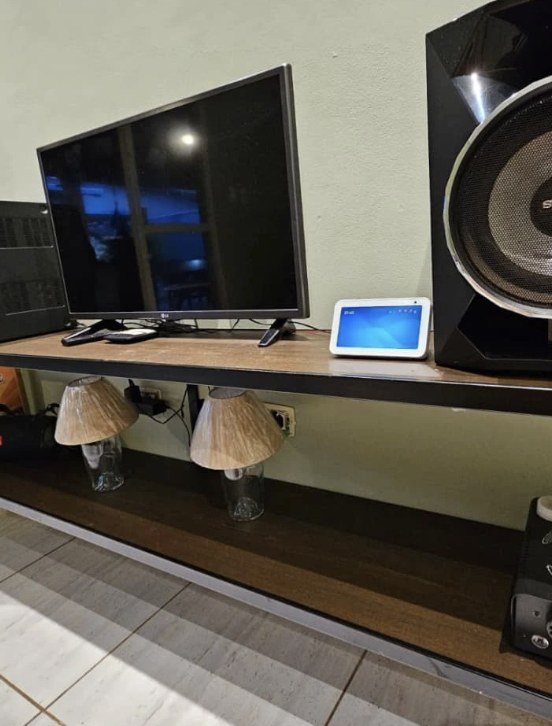 Rack de TV com estrutura de metal e prateleira de madeira